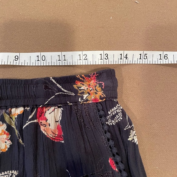 Angie Blue Floral Print Short  - size Medium - Picture 7 of 8